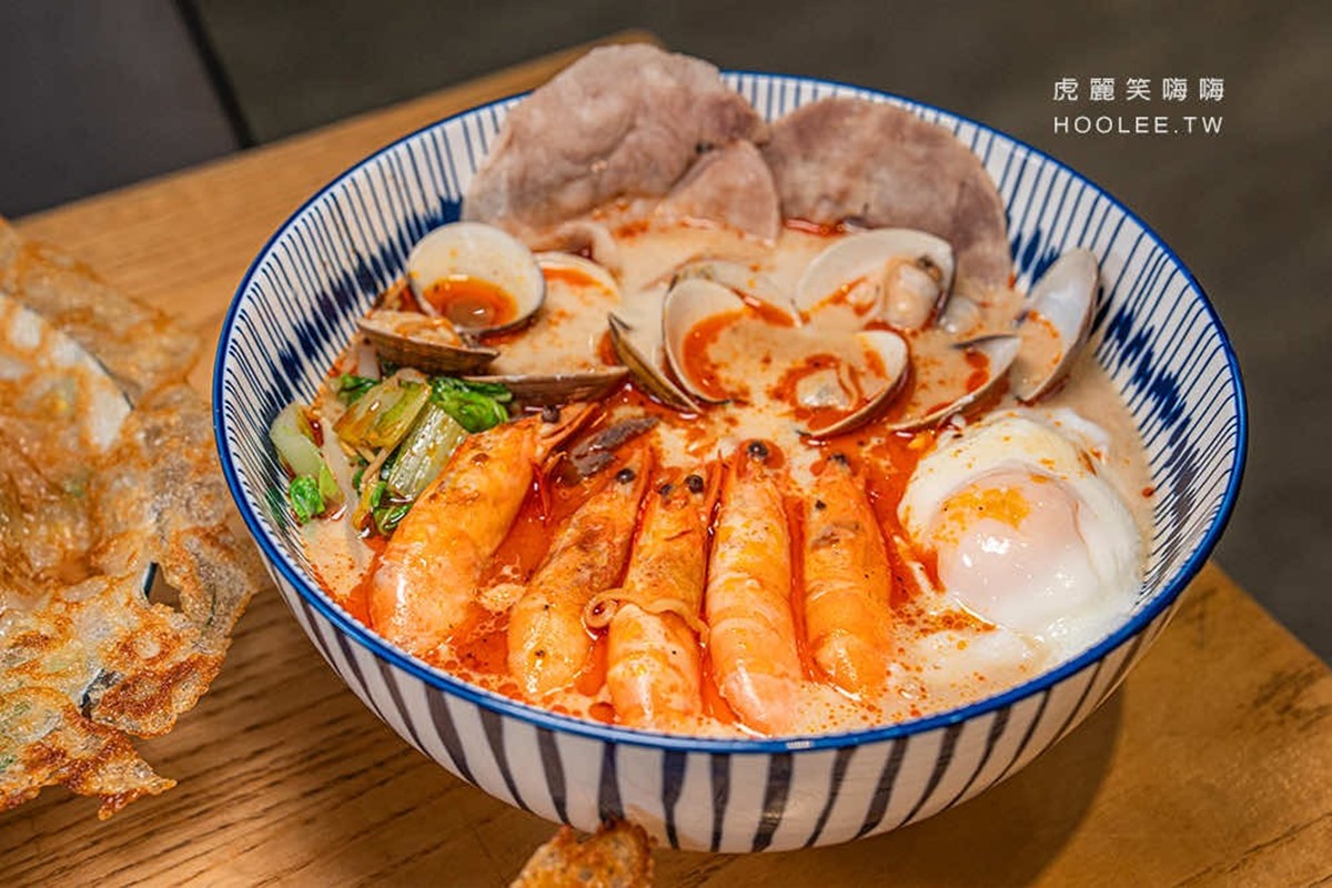 「豚骨麻奶鍋燒麵」(130元)基本配料就很豐富,還可以再加蝦子或蛤蜊,吃起來更滿足。(圖/翻攝自虎麗笑嗨嗨)