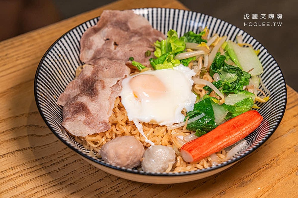 「香蔥炒泡麵」(70元)使用自家研發的香蔥醬現炒,鹹香夠味。(圖/虎麗笑嗨嗨 提供)