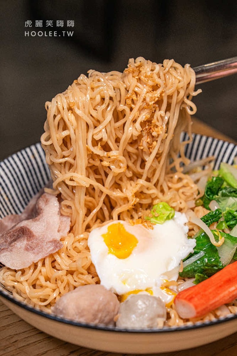 「香蔥炒泡麵」(70元)使用自家研發的香蔥醬現炒,鹹香夠味。(圖/翻攝自虎麗笑嗨嗨)