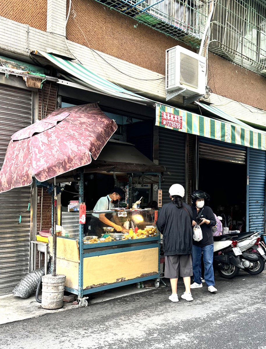「鼎小古早味炸物」是隱身在學區的攤車美食，販售各種炸物點心。（圖／跟著尼力吃喝玩樂 提供）