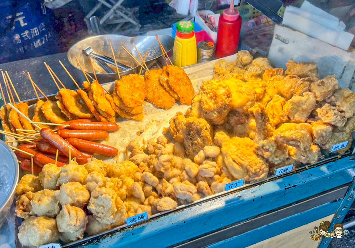 「鼎小古早味炸物」是隱身在學區的攤車美食，販售各種炸物點心。（圖／跟著尼力吃喝玩樂 提供）