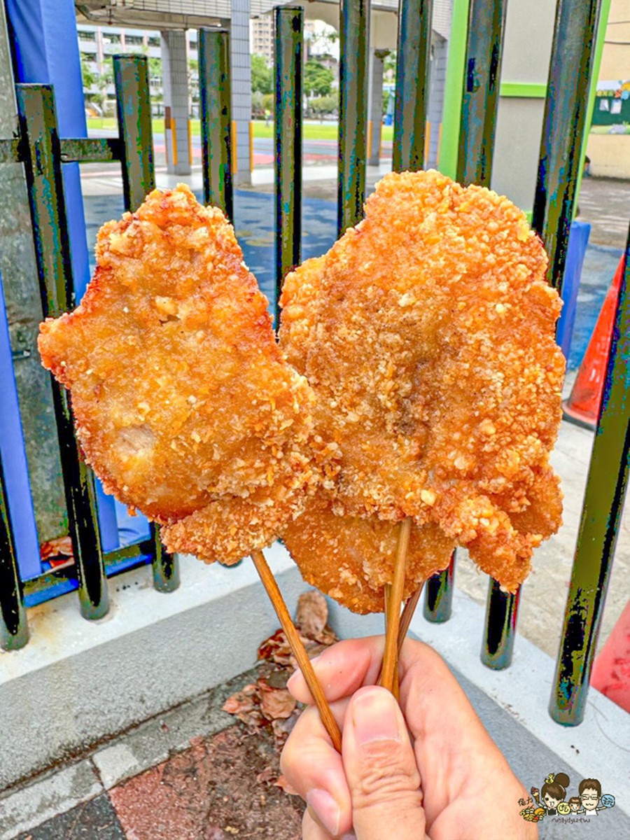 「無骨雞排」（20元）實際尺寸和手掌心差不多，外皮香酥，肉質細嫩。（圖／跟著尼力吃喝玩樂 提供）
