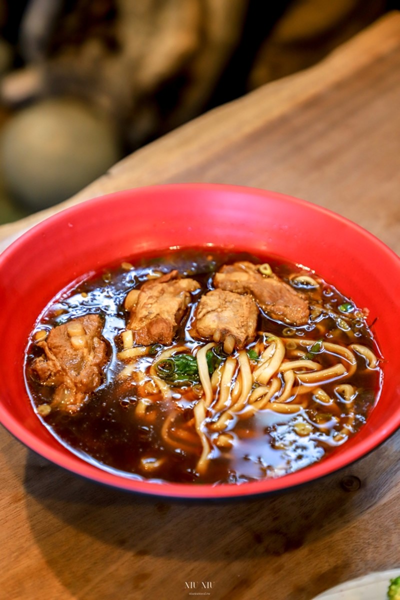 「排骨麵」（180元）吃得到頗大塊的排骨肉，想吃多一點肉推薦點這碗。（圖／妞妞幸福花園 提供）
