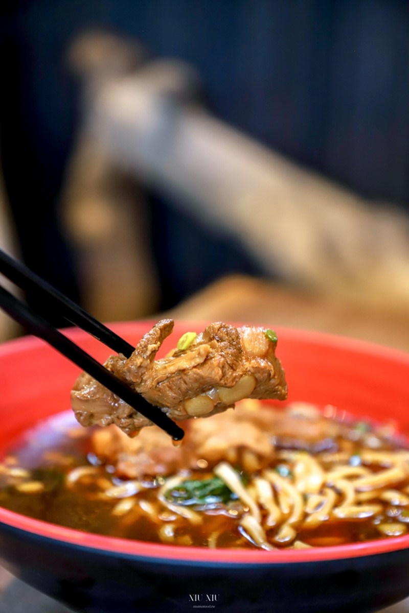 排骨中間還有脆脆軟骨，滷得滿入味又很嫩。（圖／妞妞幸福花園 提供）