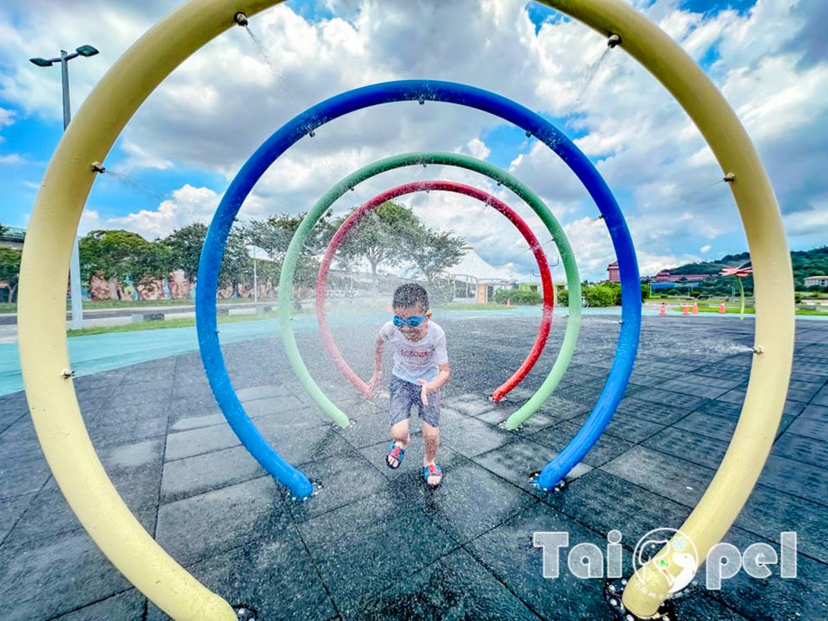 「大佳河濱公園」戲水區非常溫和，出水器的水量很細，小小孩也能安心玩。（圖／小菲親子玩樂生活提供）