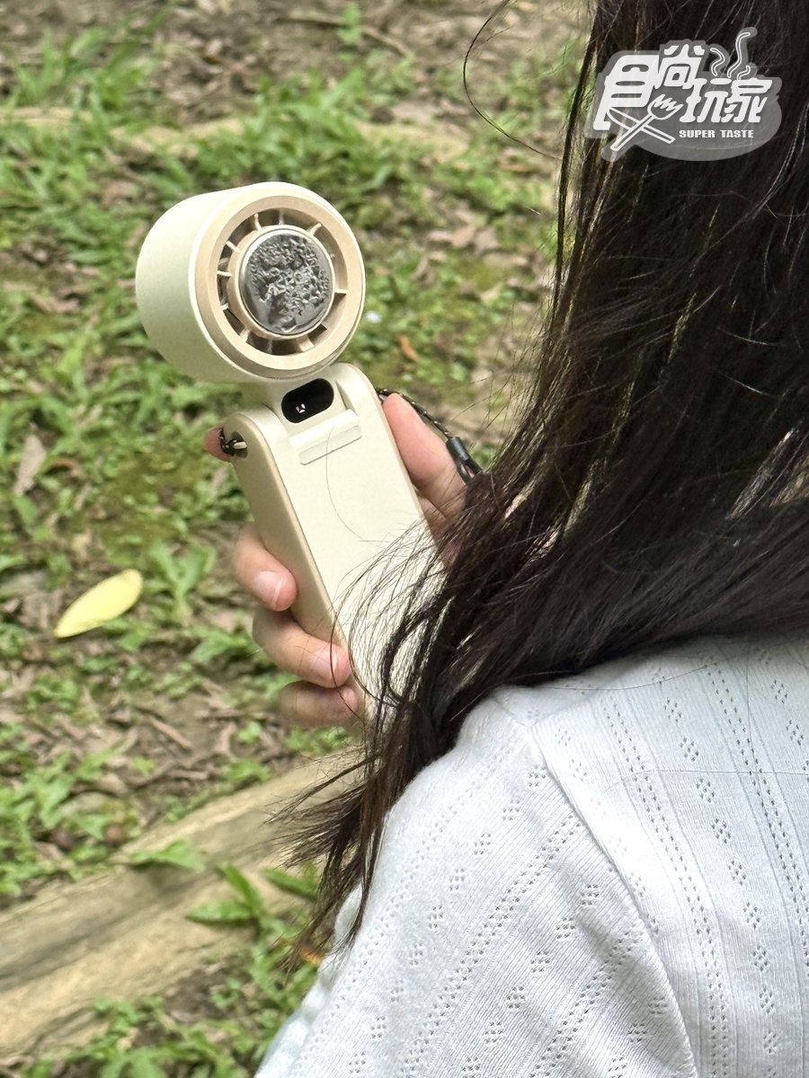 手持折疊颶冰扇擁有超強續航力。(圖/食尚玩家)