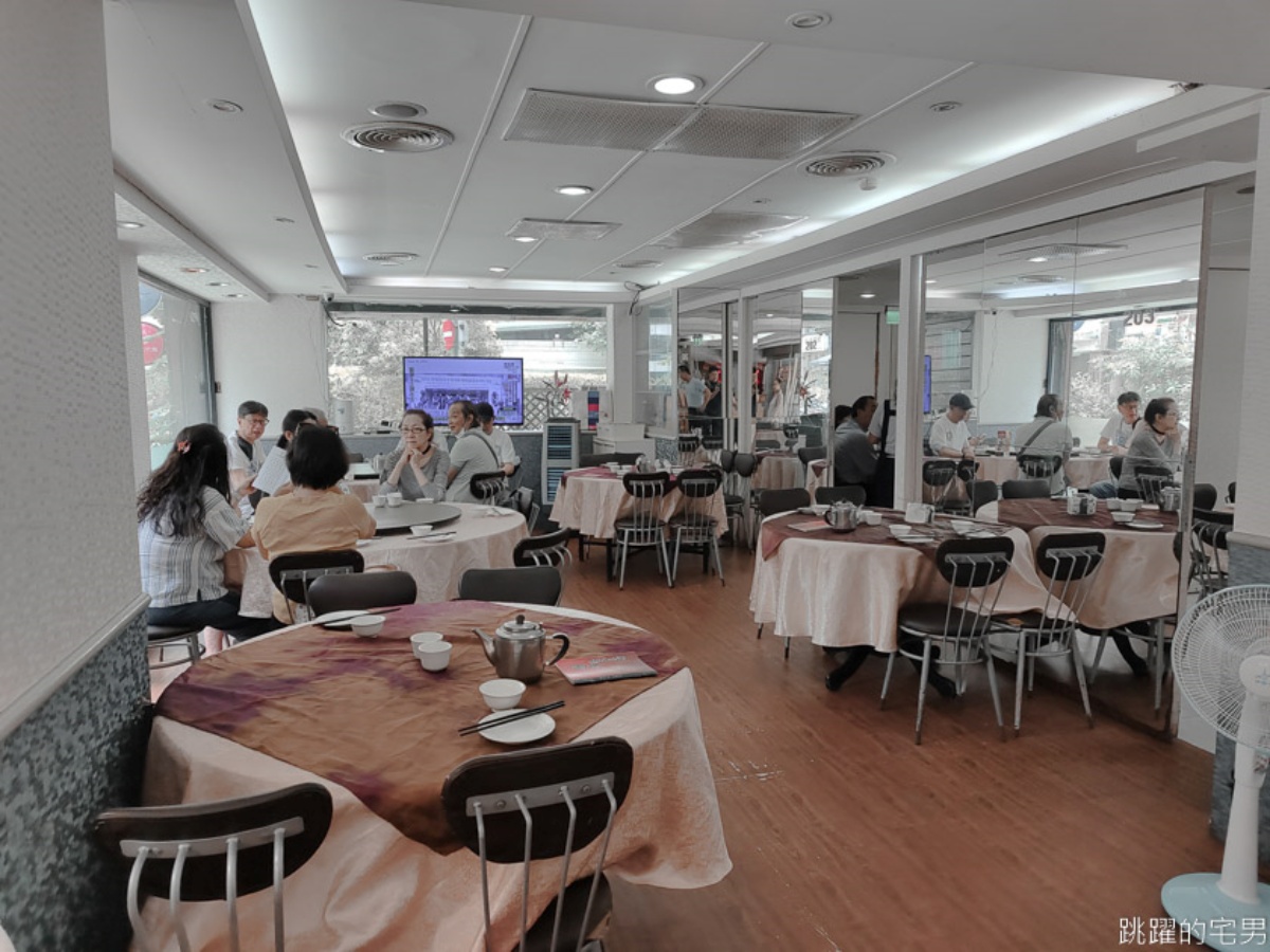 店裡空間不算大，建議用餐前可以先訂位。另外也有一個小包廂空間。（圖／跳躍的宅男 提供）