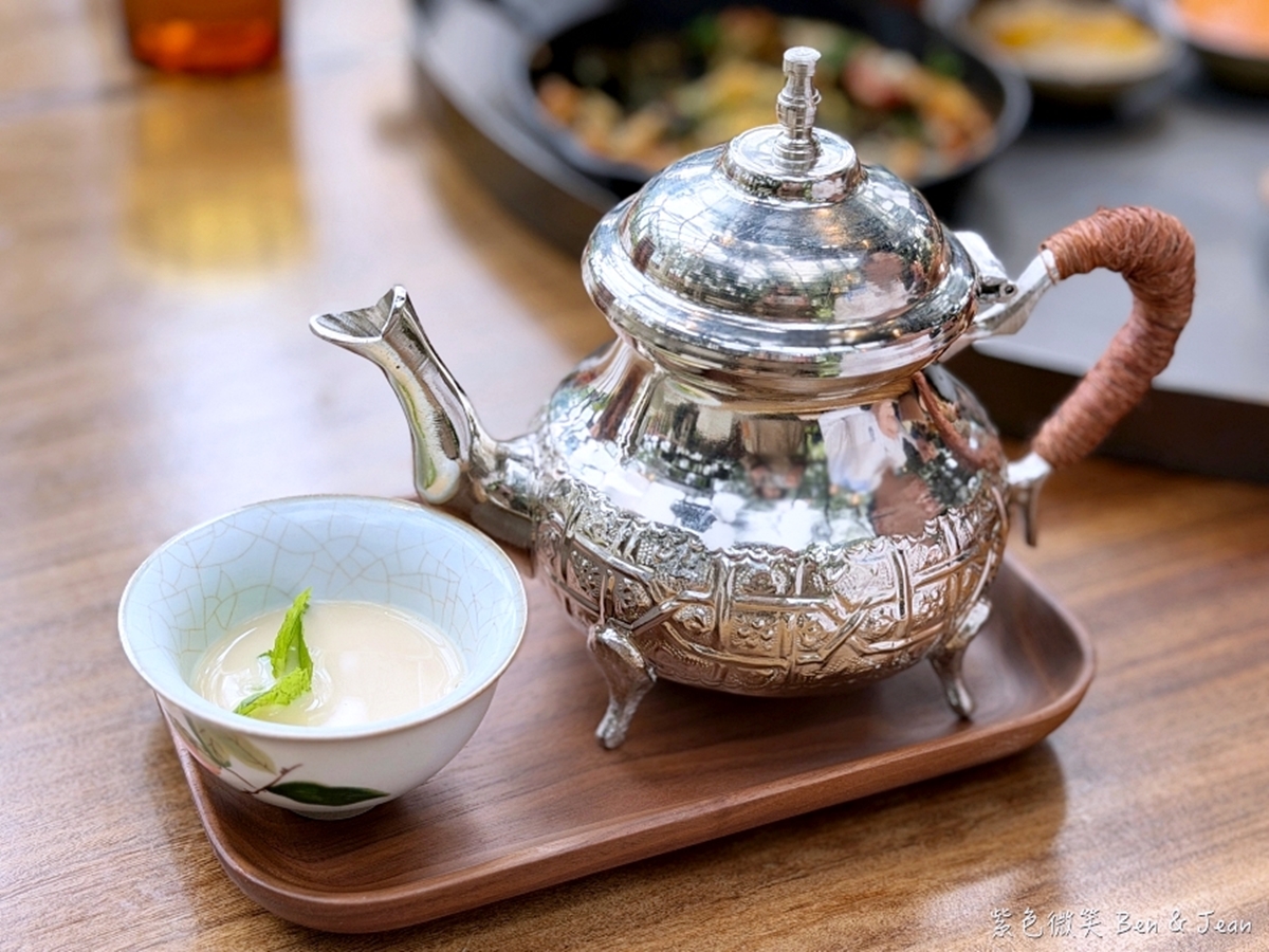 熱的摩洛哥薄荷茶加牛奶,茶壺也非常精緻。(圖/紫色微笑 饗樂生活 提供)