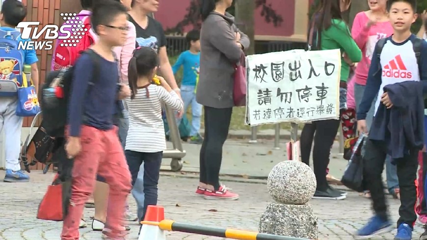 很多家長違停只為趕快接送到小孩,而不願在規定區域或停車場停好車再步行街送。(圖片來源/TVBS)