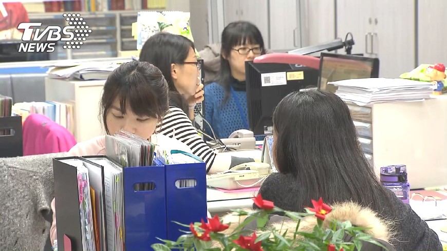 過勞死是真的!加班破120小時 OL辦公桌前暴斃