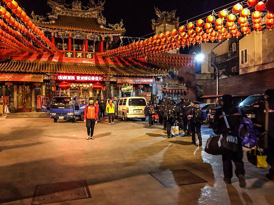 員警的休息場所轉移到福興宮香客大樓，大批警力帶著盥洗用品前往。