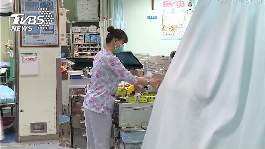 護理師女友替老人換尿布　他竟嫌「牽手覺得髒」想分手