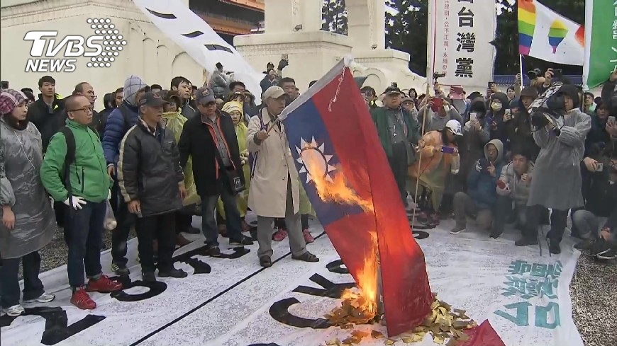 蔡丁貴（拿旗者）2017年2月28日帶領民眾在自由廣場前焚燒國旗。（圖／TVBS資料畫面）