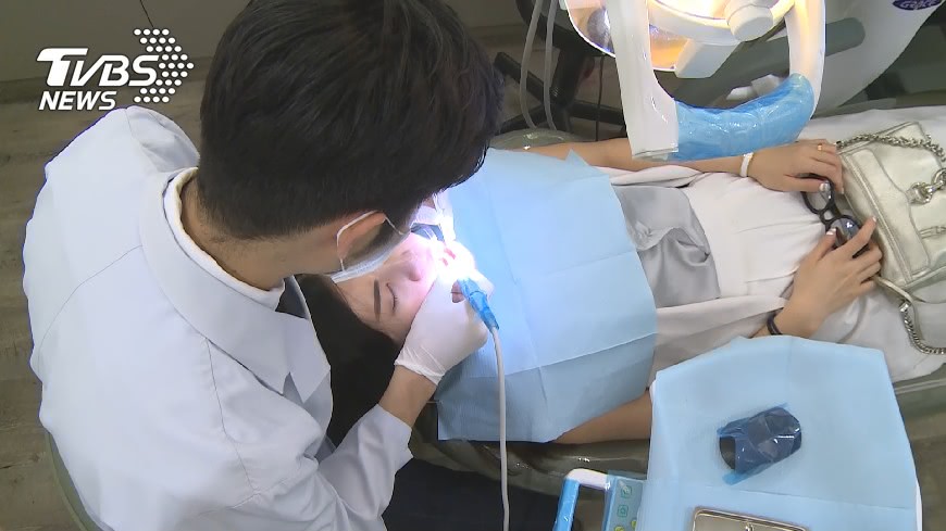 牙醫拔智齒「鑽破喉嚨」!台南女失血頭暈:連吞口水都痛