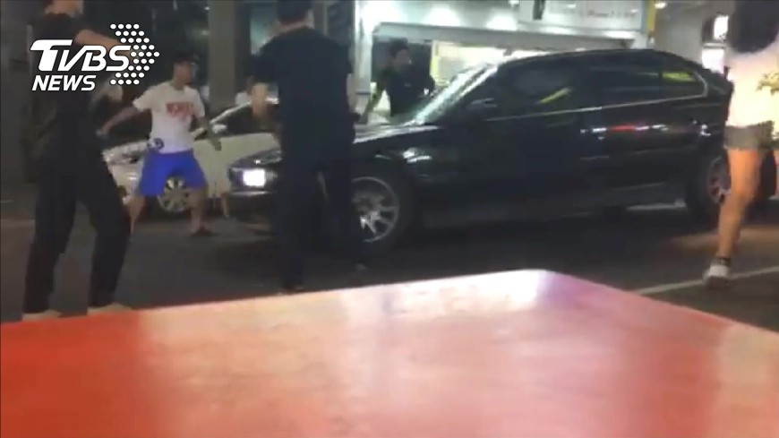 2016年駕駛BMW大7「英勇」保護妻小衝撞砸車屁孩的郭姓男子遭判刑5 個月。(圖片來源/ TVBS)