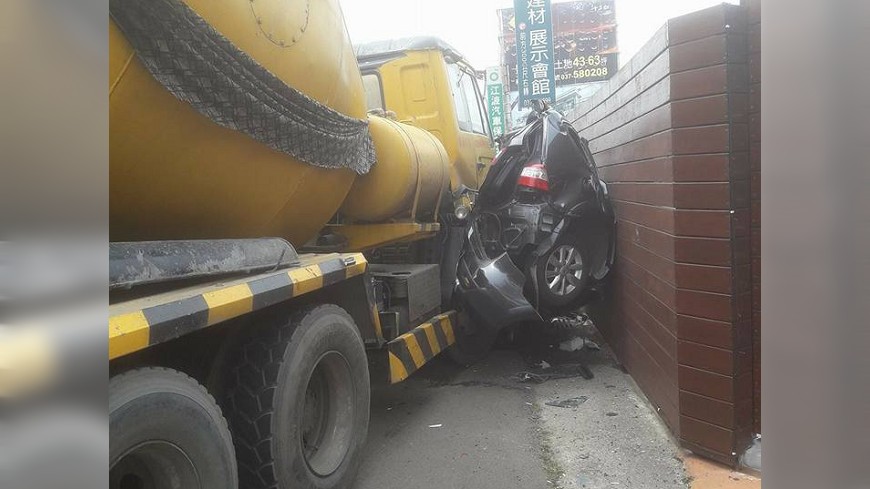 什麼神材料?水泥車暴衝…車都扁了「牆」沒事!