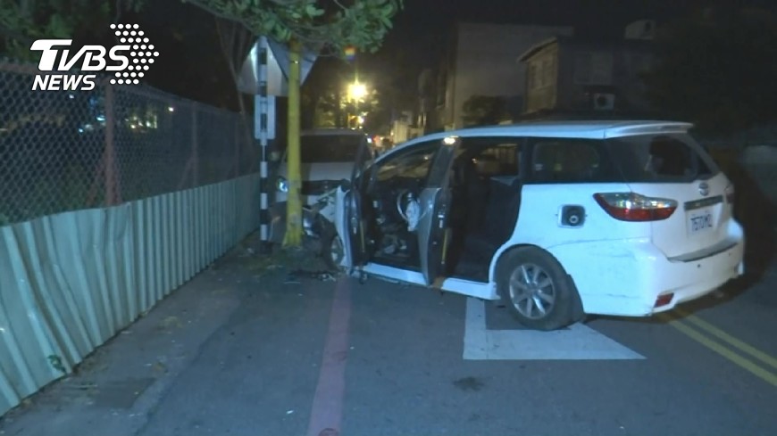 酒駕撞壞警車！男轟警「拗要賠」　反被罵翻秒刪文