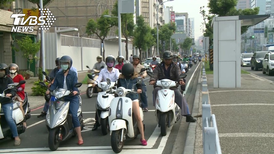 沒闖紅燈罰900元!男犯「噴錢陷阱」釣出一票苦主:壓到就罰