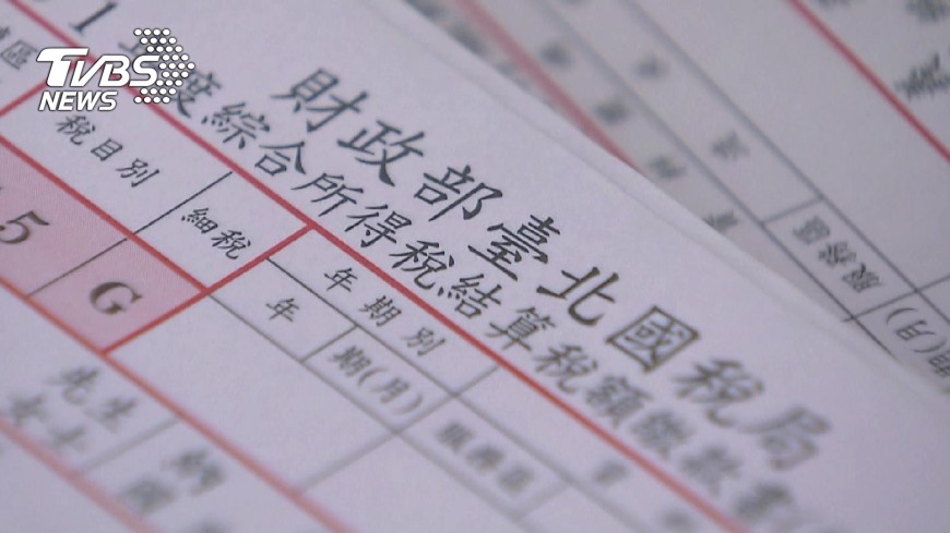 每年5月,看到這張國稅局綜合所得稅,都會感到害怕。(圖/TVBS)