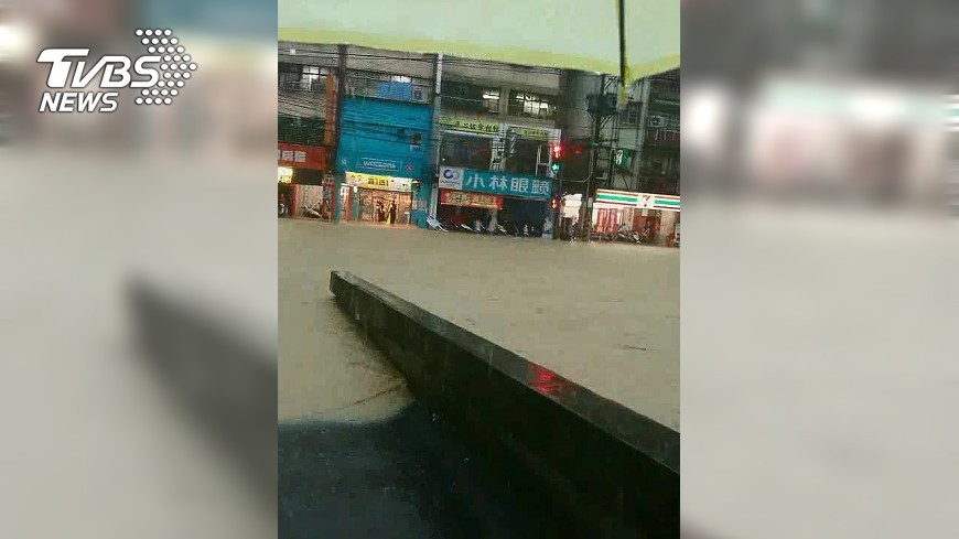 快訊/大武崙溪水暴漲 水淹公車站5人困