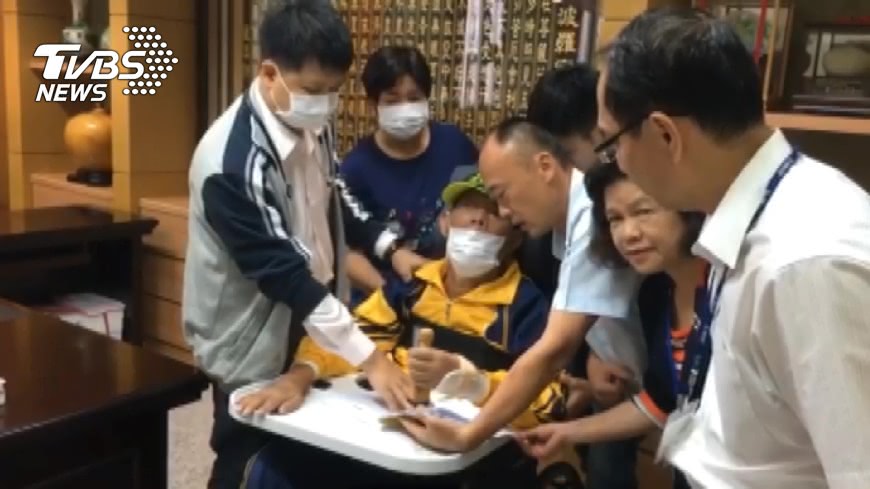 快訊/坐輪椅也要簽到 苗議長游忠鈿今病逝
