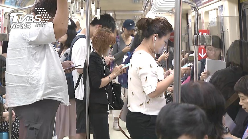 從車下滑到車上！　「捷運低頭族」10%視力損