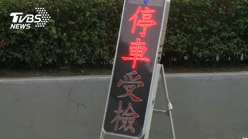 該車輛闖越警方酒測攔檢點挨罰。(示意圖/TVBS資料照)