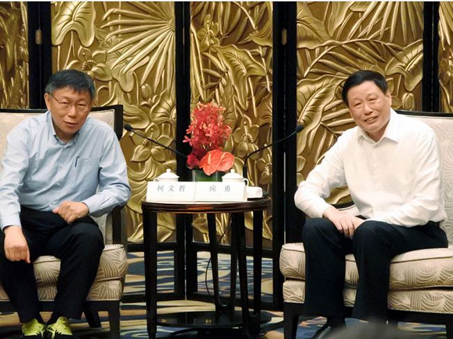 寒酸?有人味?柯文哲穿運動鞋赴宴 引陸鄉民熱議