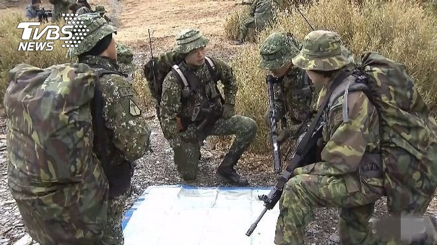 錯了嗎?國軍逛夜市被投訴 民怒「還有說有笑!」