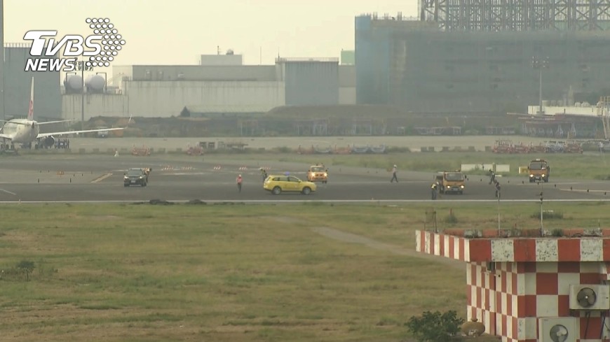 4狗闖桃機跑道 緊急封閉8分鐘未影響航班
