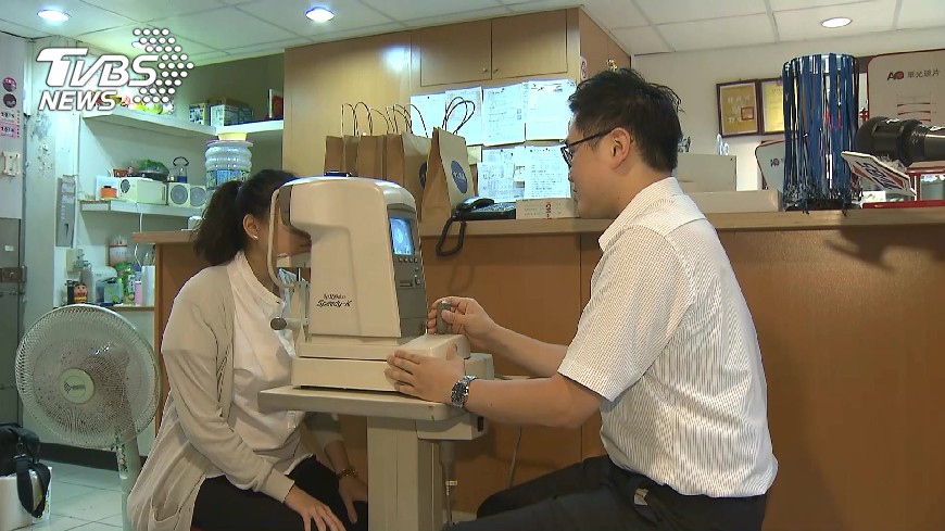 調查:低收入家庭兒童肥胖風險高 戴眼鏡孩童比未近視的胖