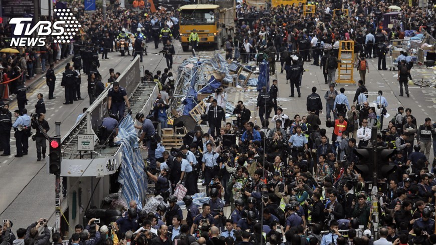 港泛青衝撞議會被判刑 輿論依法看待
