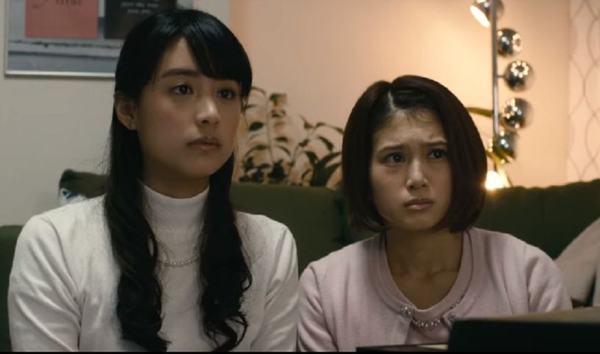 山本美月在《貞子vs.伽椰子》中飾演意外拿到詛咒影帶的女大生。(圖／擷取自YouTube)
