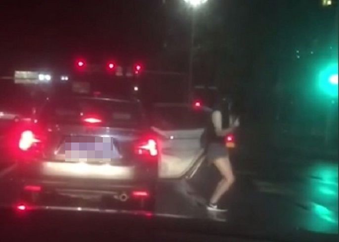 等紅燈沒事做? 長腿妹下車扭腰擺臀
