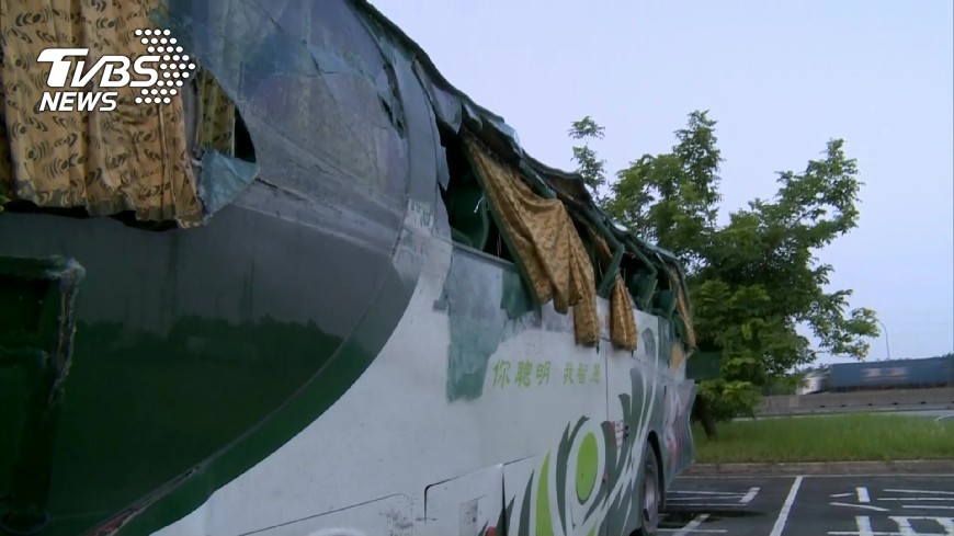 低頭找物釀6死!阿羅哈駕駛怪「前前車」沒開燈