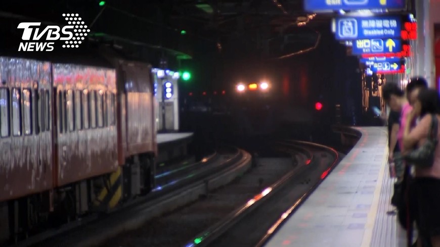 普悠瑪撞到旅客 列車延誤700人受影響