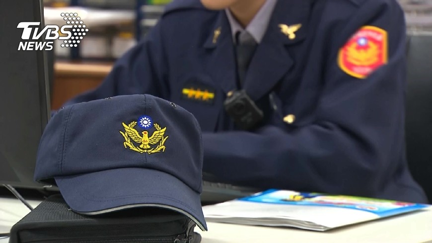 新手員警擦槍不慎 傷及同事右腳踝