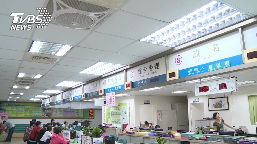 申請出生證明...戶政人員一句話 讓他呆坐機車上好久