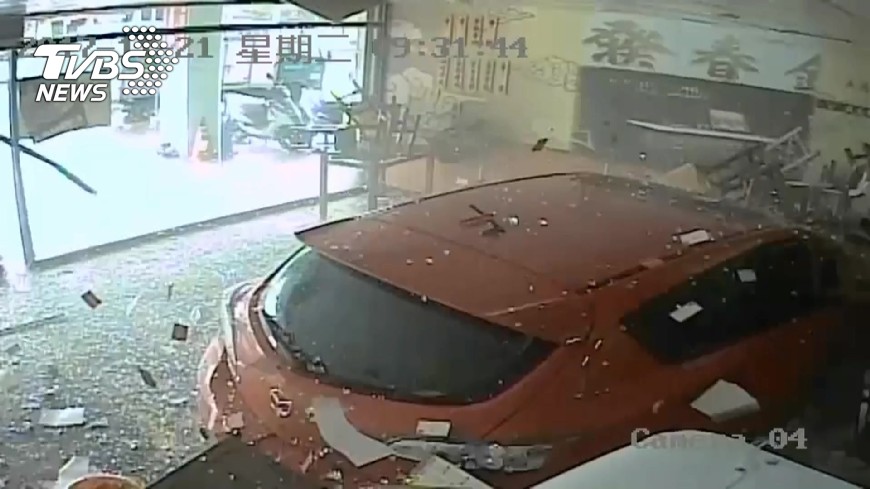郭董愛店金春發南港店　遭車衝撞肇逃