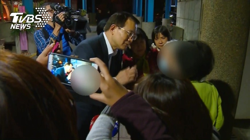 署長慰問致哀　行員家屬互相擁抱痛哭