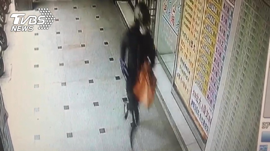 搶匪戴安全帽 持槍衝入銀行畫面曝光