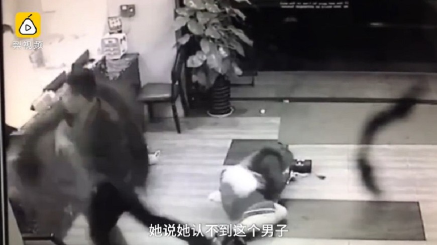GG了…整形女被床伴K一拳 「臉歪」倒地