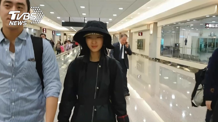 一身輕便! 去年影后周冬雨抵台頒影帝