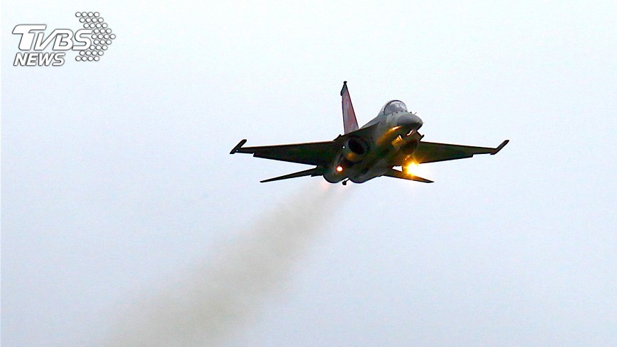 新竹空軍基地開放 戰機雨中炫技湧人潮