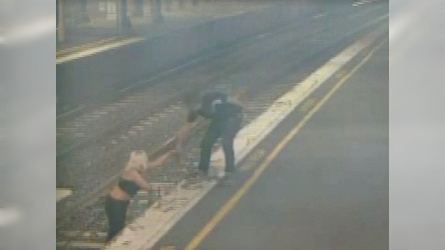 酒醉穿越軌道 澳洲女恍神險被火車輾