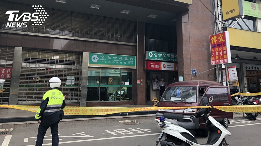 合庫行員遭槍擊殉職 顧立雄:從優撫卹
