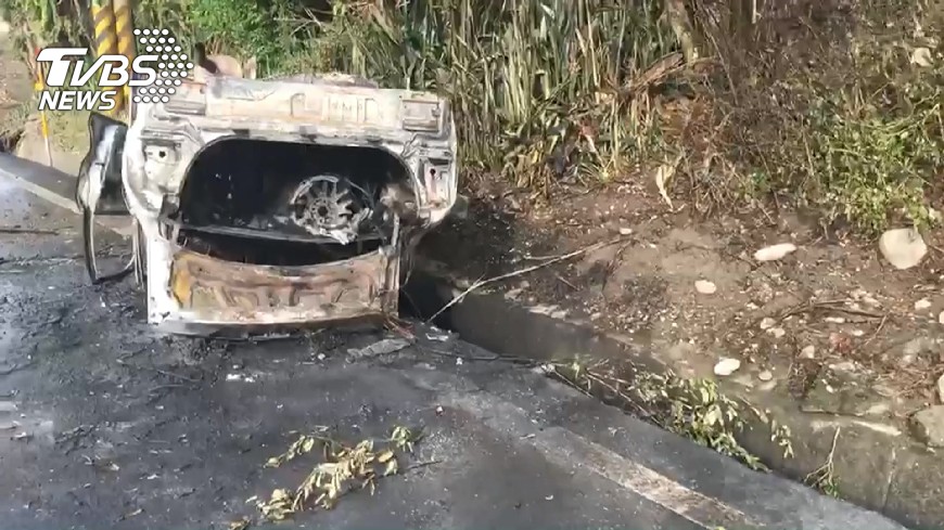 火燒車!自撞翻車2人逃 駕駛酒測值超標