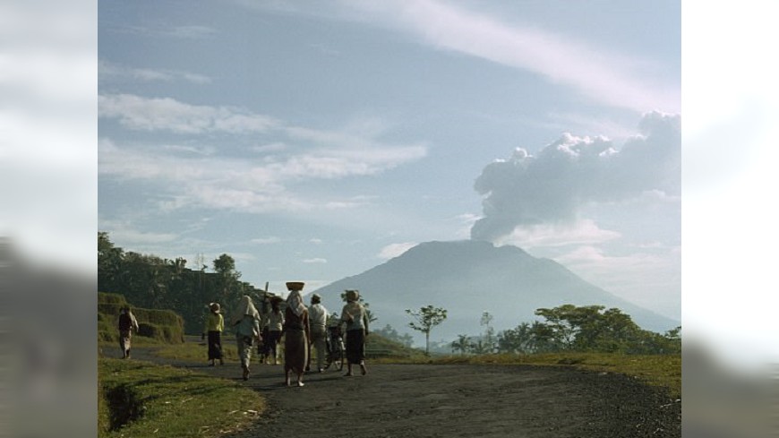 阿貢火山噴發 煙霧直衝1500公尺高空
