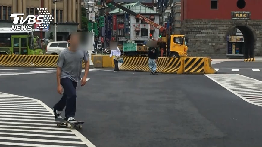 不要命!外國人北門前馬路 逆向溜滑板
