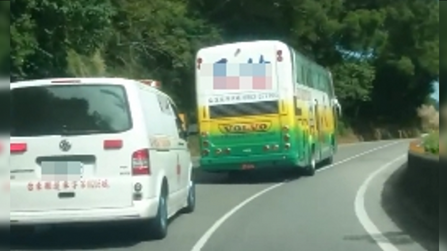 遊覽車擋道非惡意？業者辯：車內唱歌沒聽到